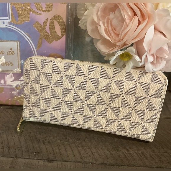 Handbags - Geometric Patterned Wallet NWOT